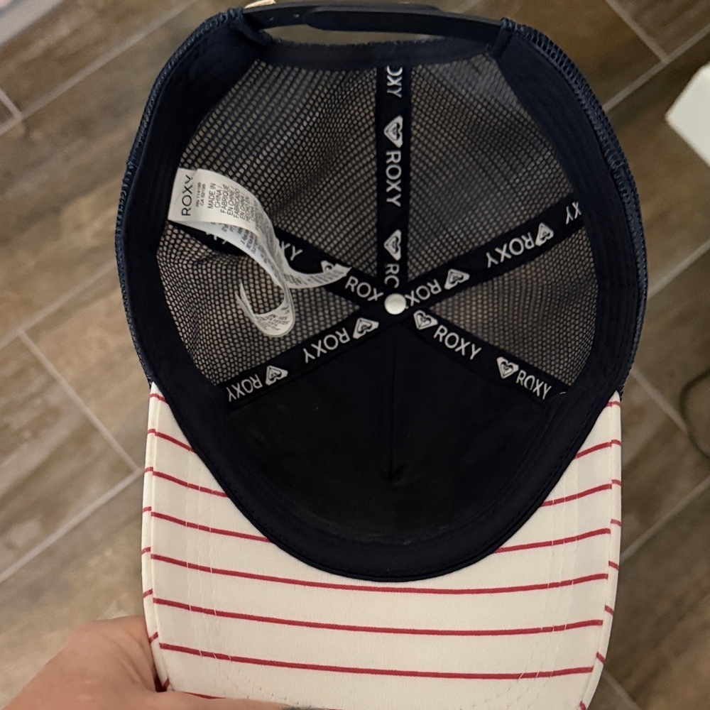 Roxy Navy and Red Cap - Picture 5 of 6